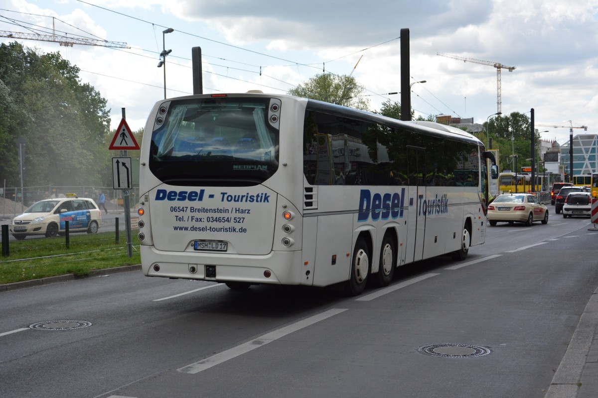 Am 07.05.2015 fährt MSH-LD 17 durch Berlin. Aufgenommen wurde ein Neoplan Trendliner / Berlin Alexanderplatz.
