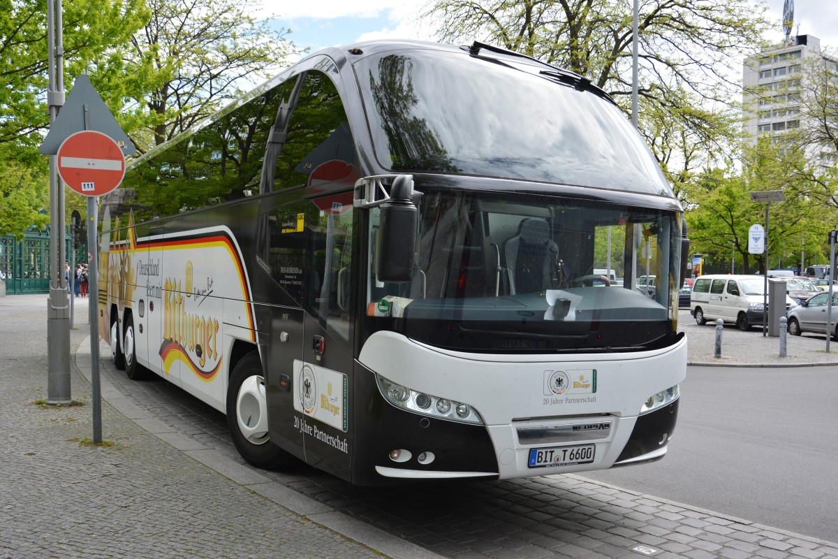 Am 07.05.2015 steht BIT-T 6600 (Neoplan Cityliner) abgestellt in Berlin. Aufgenommen am Zoologischen Garten.
