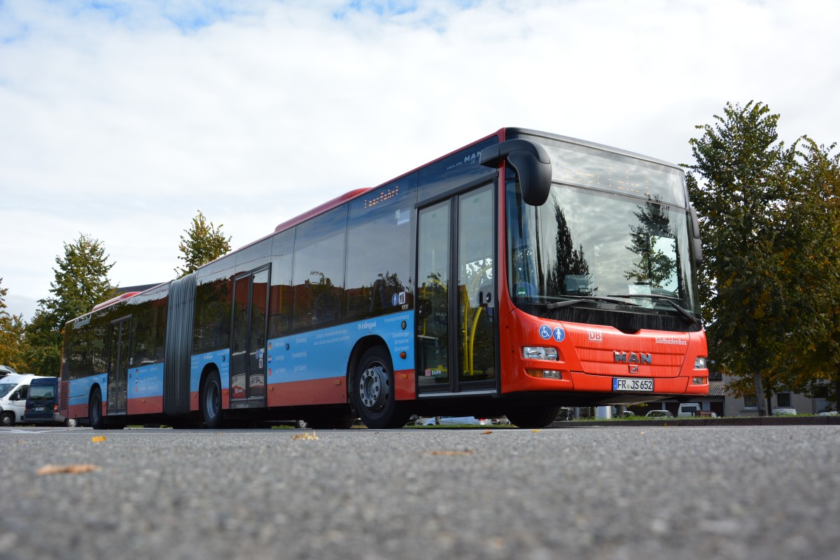 Am 07.10.2015 steht FR-JS 652 auf dem Döbeleplatz in Konstanz. Aufgenommen wurde ein MAN Lion's City G / Südbadenbus.
