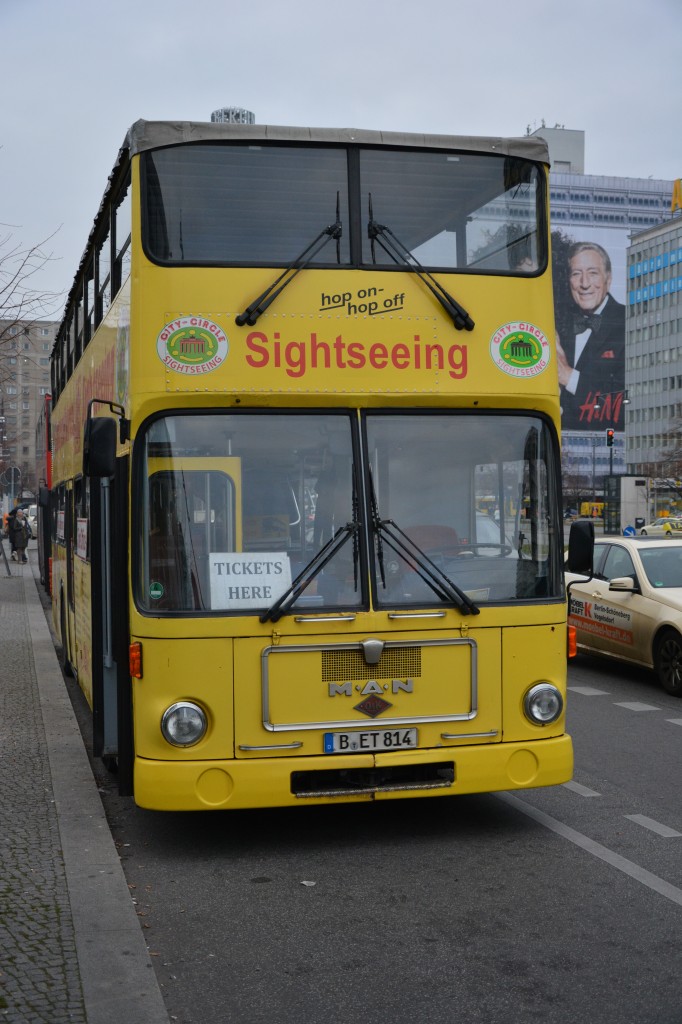 Am 07.12.2014 steht B-ET 814 am Alexanderplatz in Berlin. Aufgenommen wurde ein MAN SD 200.
