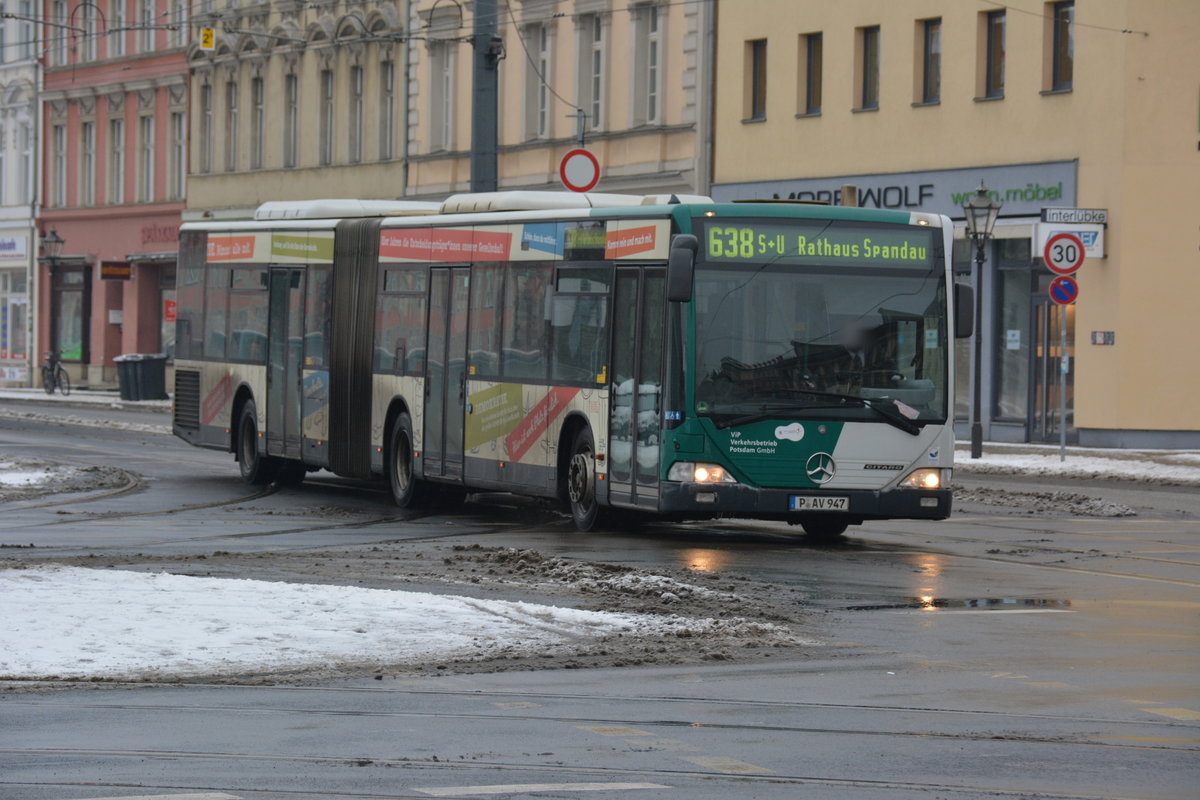 Am 08.01.2017 fährt P-AV 947 auf der Linie 638 zum S+U Bahnhof Rathaus Spandau. Aufgenommen wurde ein Mercedes Benz O530 G I am Platz der Einheit in Potsdam.