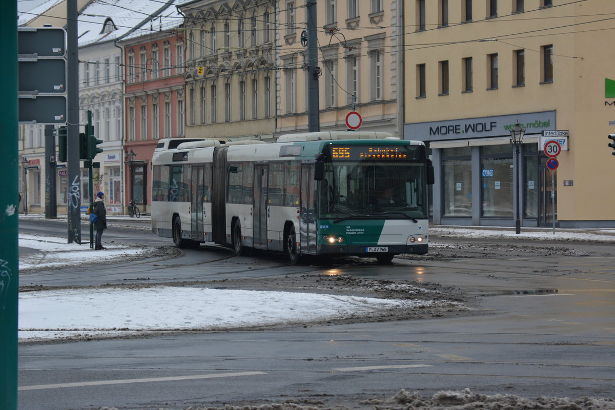 Am 08.01.2017 fährt P-AV 965 auf der Linie 695 zum Bahnhof Pirschheide. Aufgenommen wurde ein Volvo 7700 am Platz der Einheit in Potsdam.
