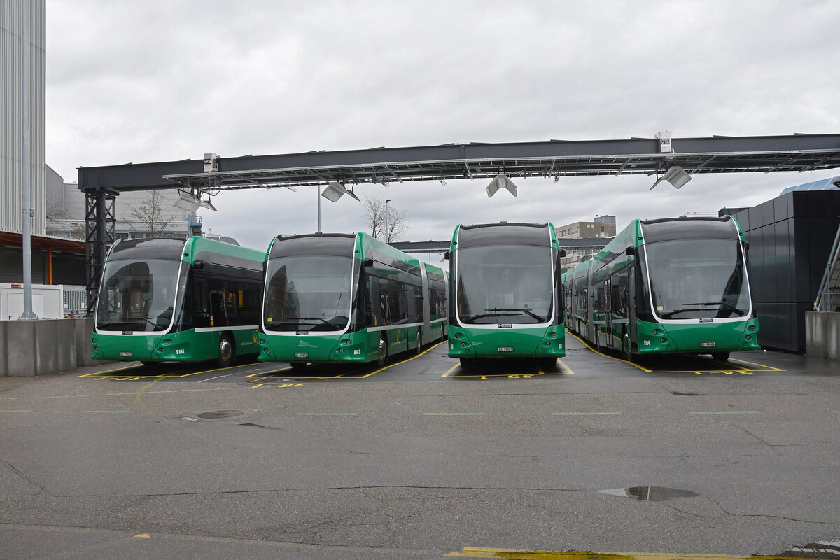 Am 08.01.2023 stehen von links nach rechts die Hess Doppelgelenkbusse 9105, 9102, 9107 und 9104 in Klybeckareal.