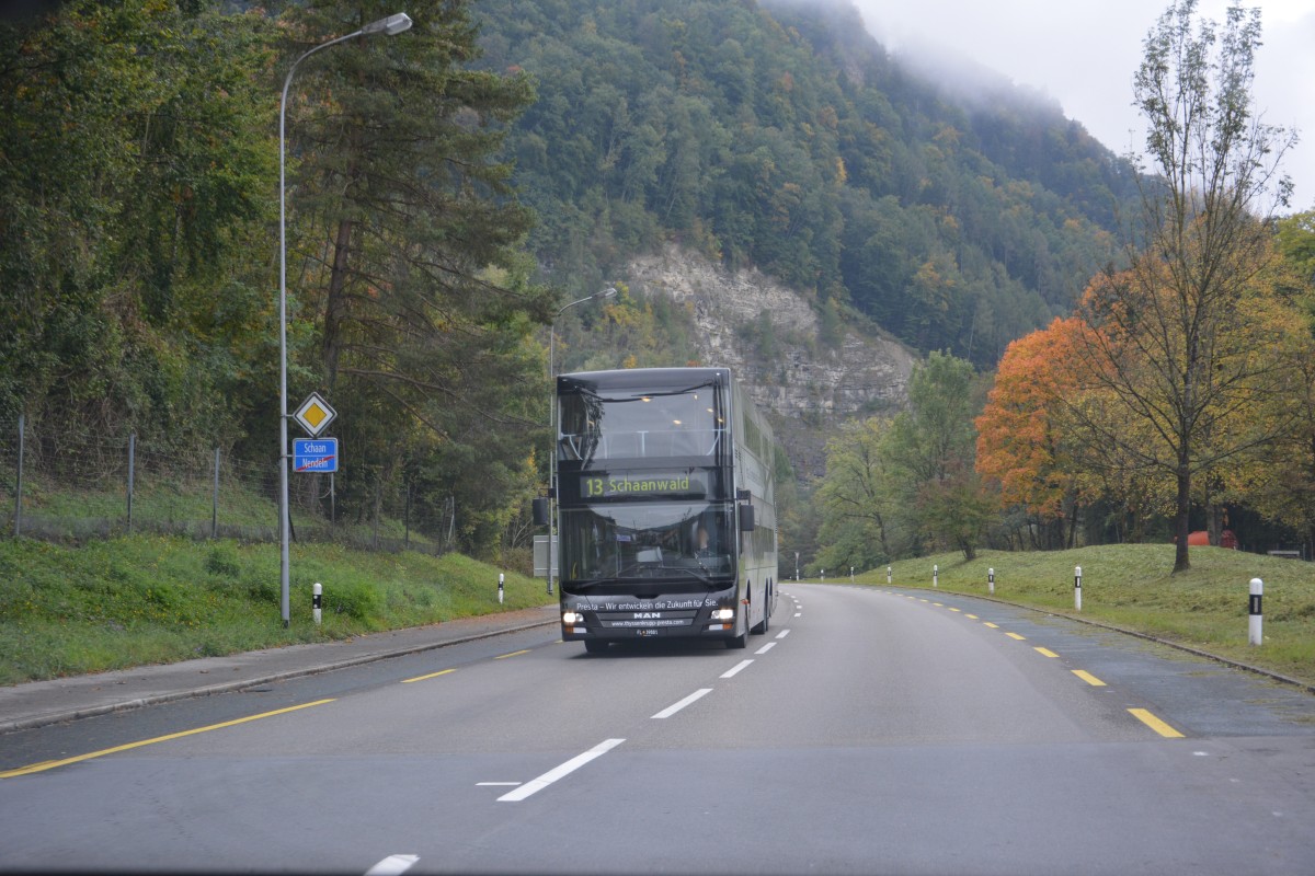 Am 08.10.2015 fährt FL-39881 (MAN Lion's City DD) auf der Linie 13. Aufgenommen in Schaan Liechtenstein.
