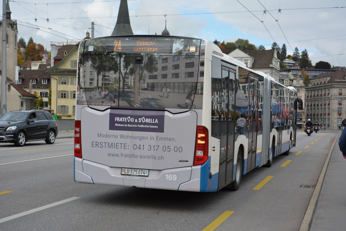 Am 08.10.2015 fährt LU-175074 auf der Linie 24 durch Luzern. Aufgenommen wurde ein Mercedes Benz Citaro der 2. Generation / Bahnhof Luzern.
