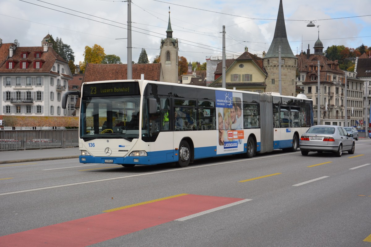 Am 08.10.2015 fährt LU-199436 auf der Linie 23 durch Luzern. Aufgenommen wurde ein Mercedes Benz Citaro / Bahnhof Luzern.
