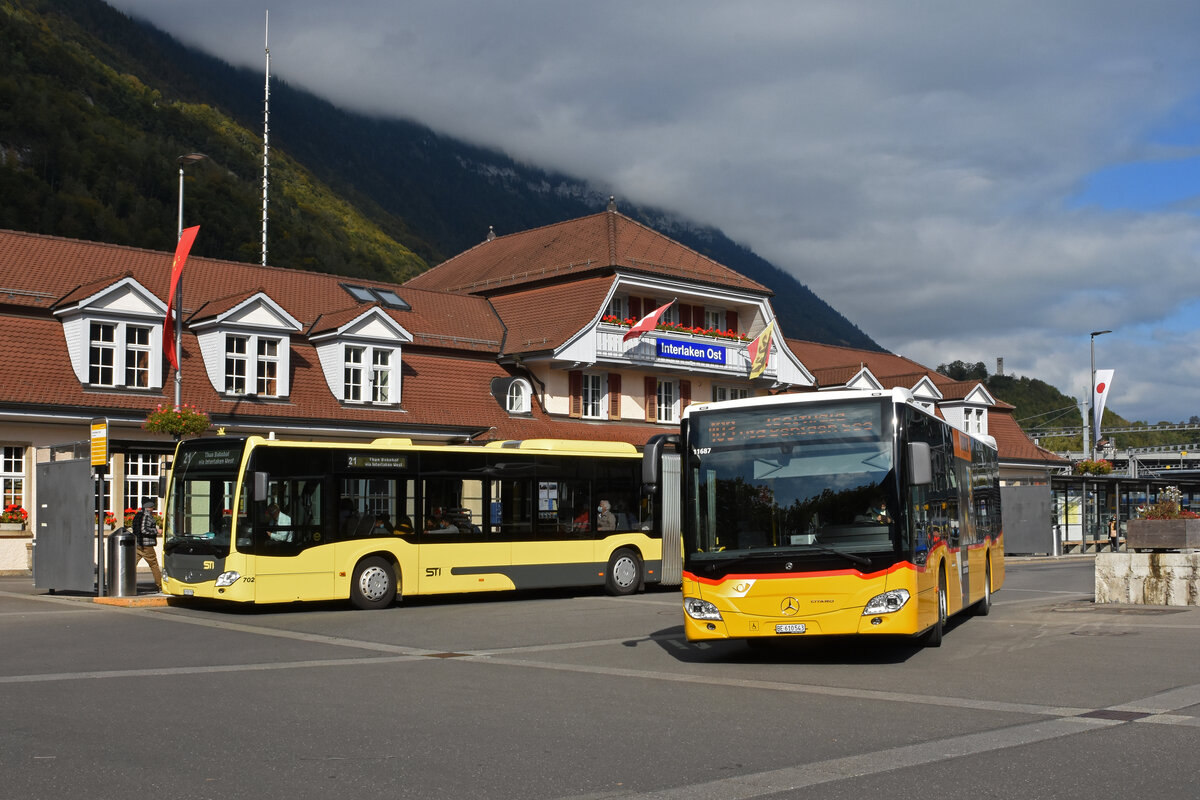 Am 08.10.2021 verlässt der Mercedes Citaro der Post, auf der Linie 103, die Haltestelle beim Bahnhof Interlaken Ost. Im Hintergrund steht der Mercedes Citaro 702 der STI an der Endstation am Bahnhof Interlaken Ost.