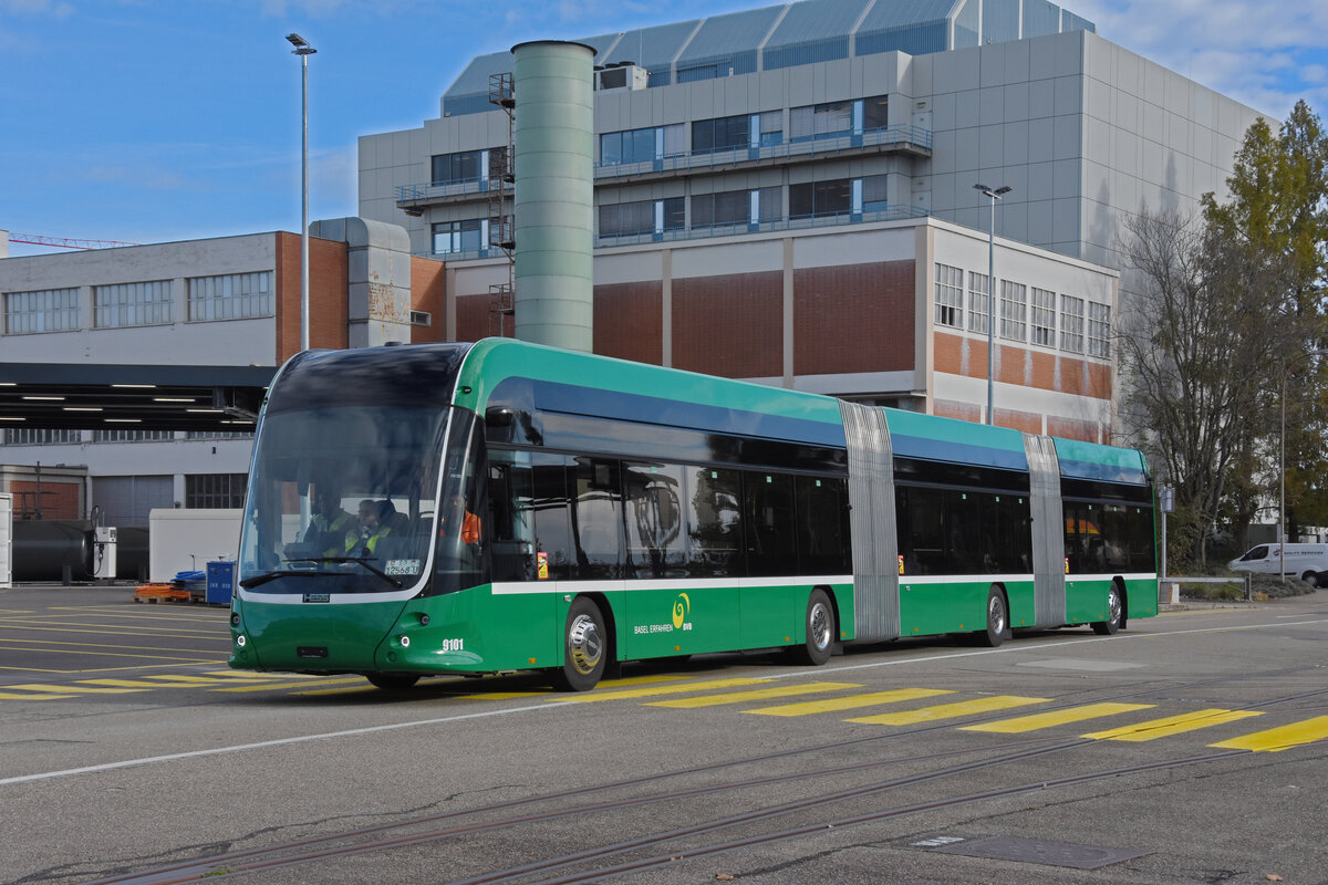 Am 08.11.2022 kommt der erste Hess Doppel Gelenkbus 9101 beim Busprovisorium im Klybeck an. Nun werden ein paar Runden auf dem Areal gefahren. 