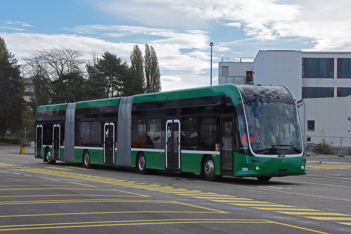 Am 08.11.2022 kommt der erste Hess Doppel Gelenkbus 9101 beim Busprovisorium im Klybeck an. Nun werden ein paar Runden auf dem Areal gefahren.