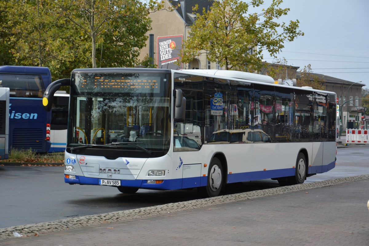 Am 09.10.2014 steht P-AV 585 (aus Stahnsdorf/MAN Lion's City) als Einsatzwagen am Hauptbahnhof in Potsdam.
