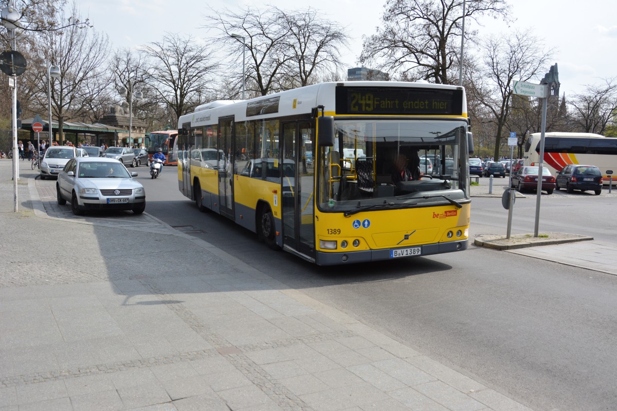 Am 11.04.2015 fährt B-V 1389 auf der Linie 249. Aufgenommen wurde ein Volvo 7000 / Berlin Zoologischer Garten.
