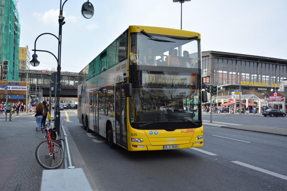 Am 11.04.2015 fährt B-V 3535 auf der Linie 100. Aufgenommen wurde ein MAN Lion's City DD / Berlin Zoologischer Garten.
