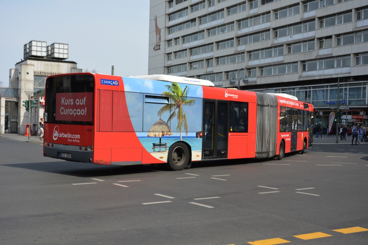 Am 11.04.2015 fährt B-V 4204 auf der Linie X9. Aufgenommen wurde ein Solaris Urbino 18 / Berlin Zoologischer Garten.
