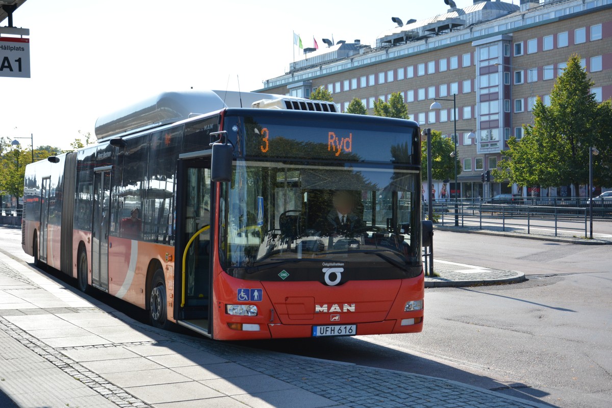 Am 11.09.2014 fährt UFH 616 auf der Linie 3 nach Ryd. Aufgenommen am Hauptbahnhof Linköping.