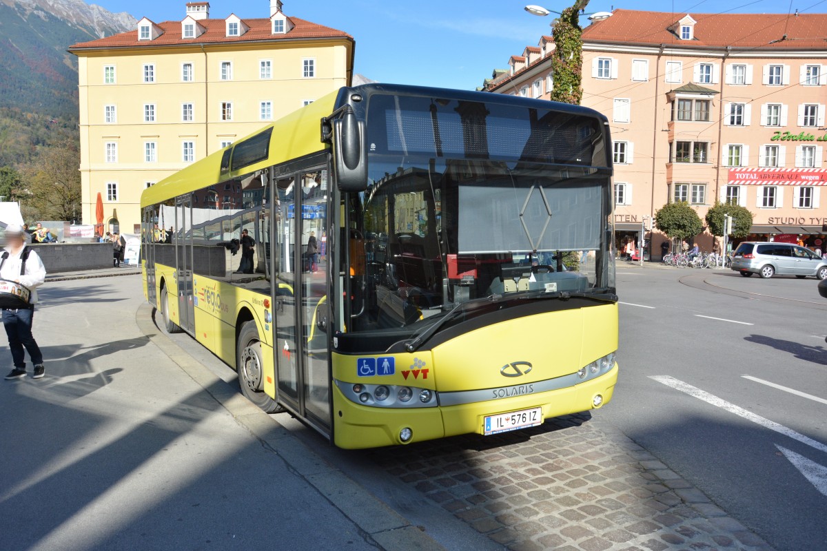 Am 12.10.2015 fährt IL-576IZ auf der Linie TS. Aufgenommen wurde ein Solaris Urbino 12 / Innsbruck Marktplatz.
