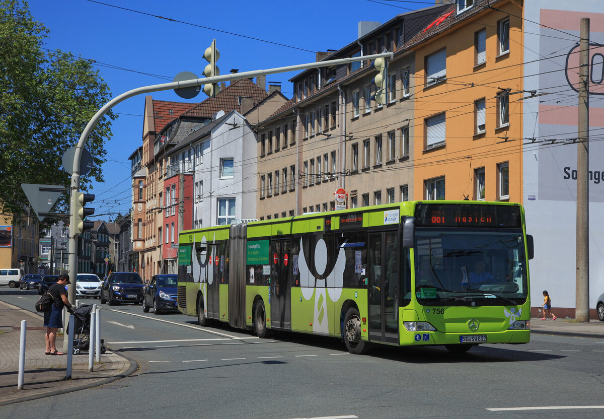 Am 13. Juni 2021 fuhr der Stadwerke Solingen Werbewagen 756 auf der Linie 681 nach Solingen-Hästen über die Kreuzung an der Haltestelle Mangenberg. 