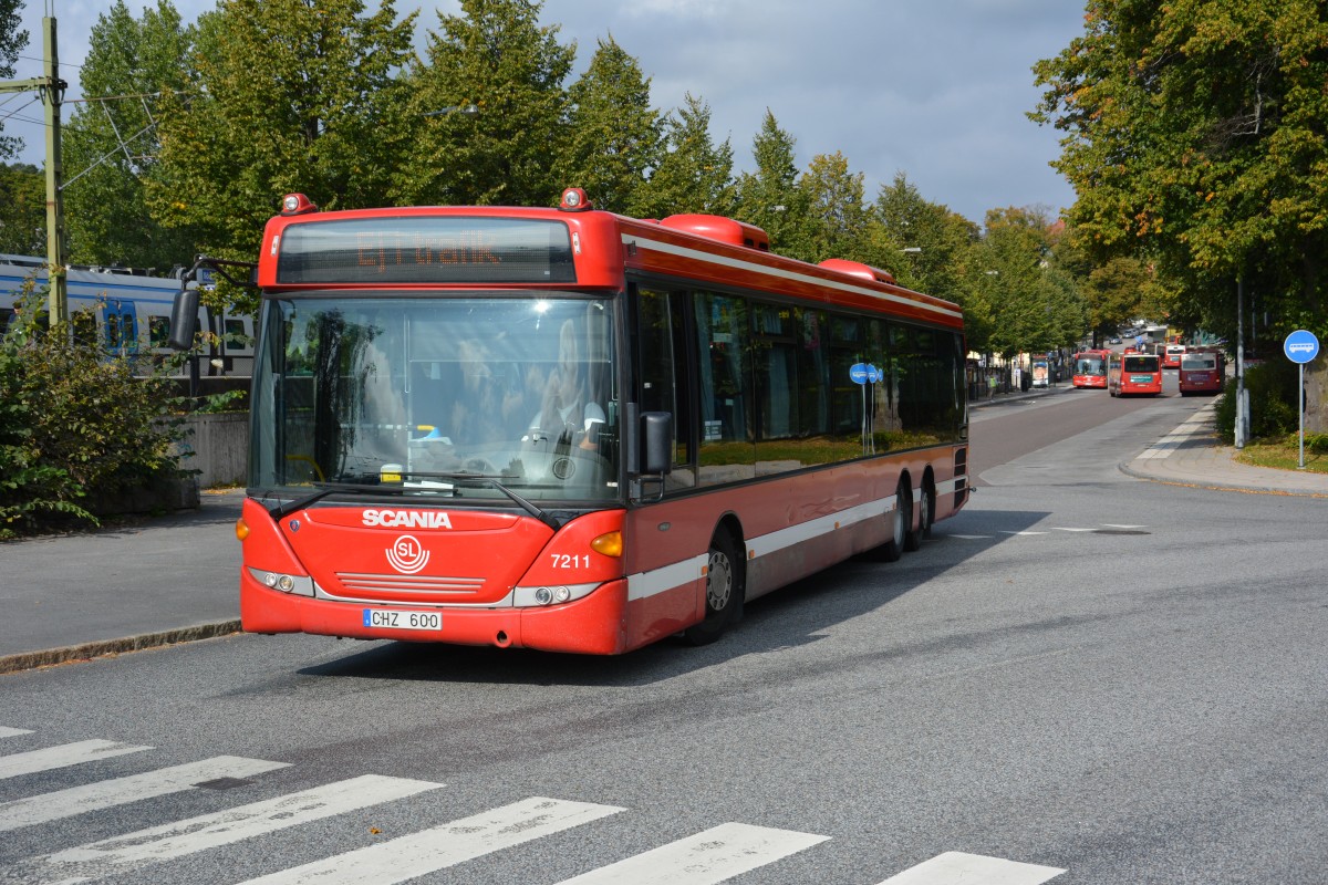 Am 13.09.2014 fährt dieser Scania OmniLink (CHZ 600) am Bahnhof in Södertälje.