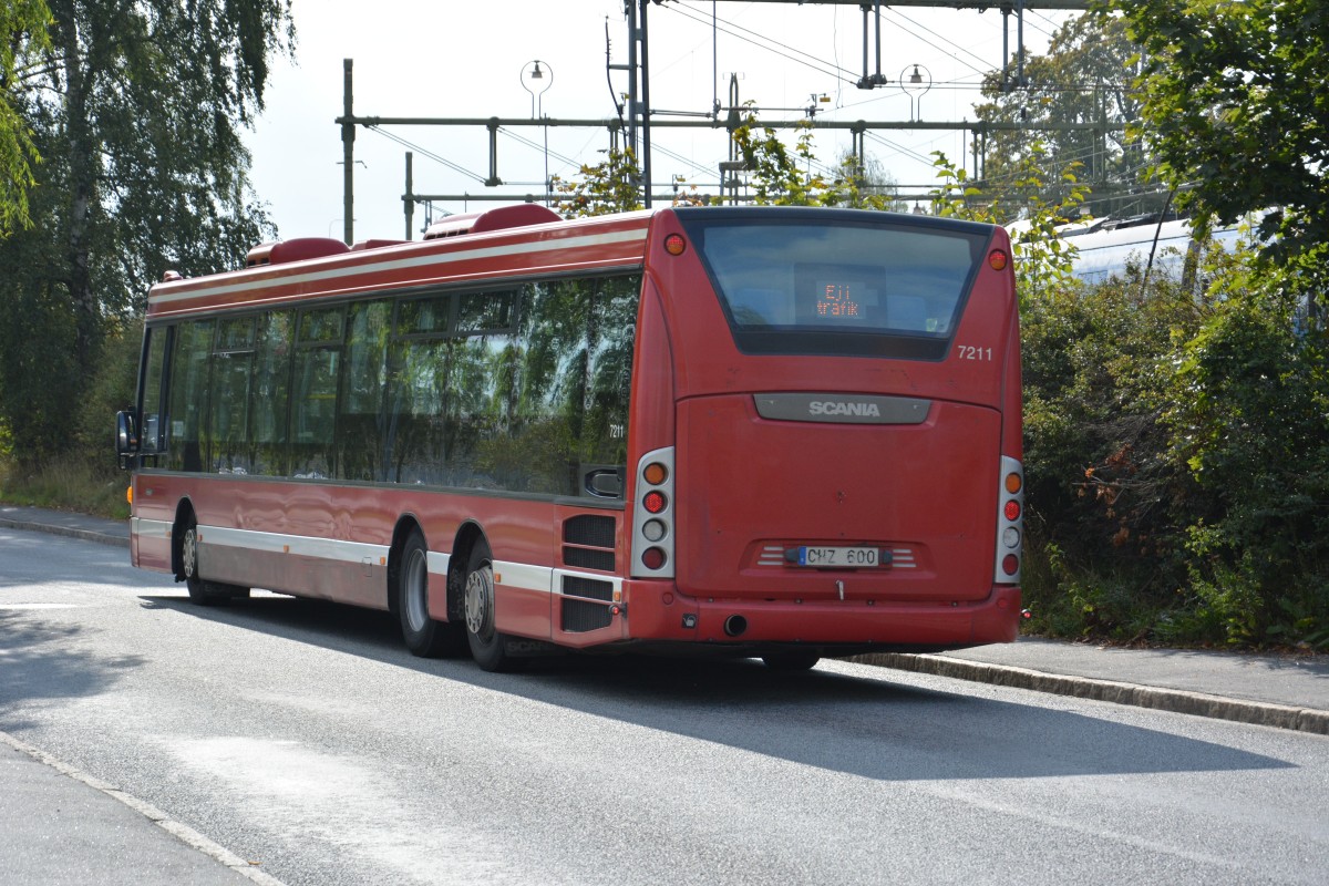 Am 13.09.2014 fährt dieser Scania OmniLink (CHZ 600) am Bahnhof in Södertälje.