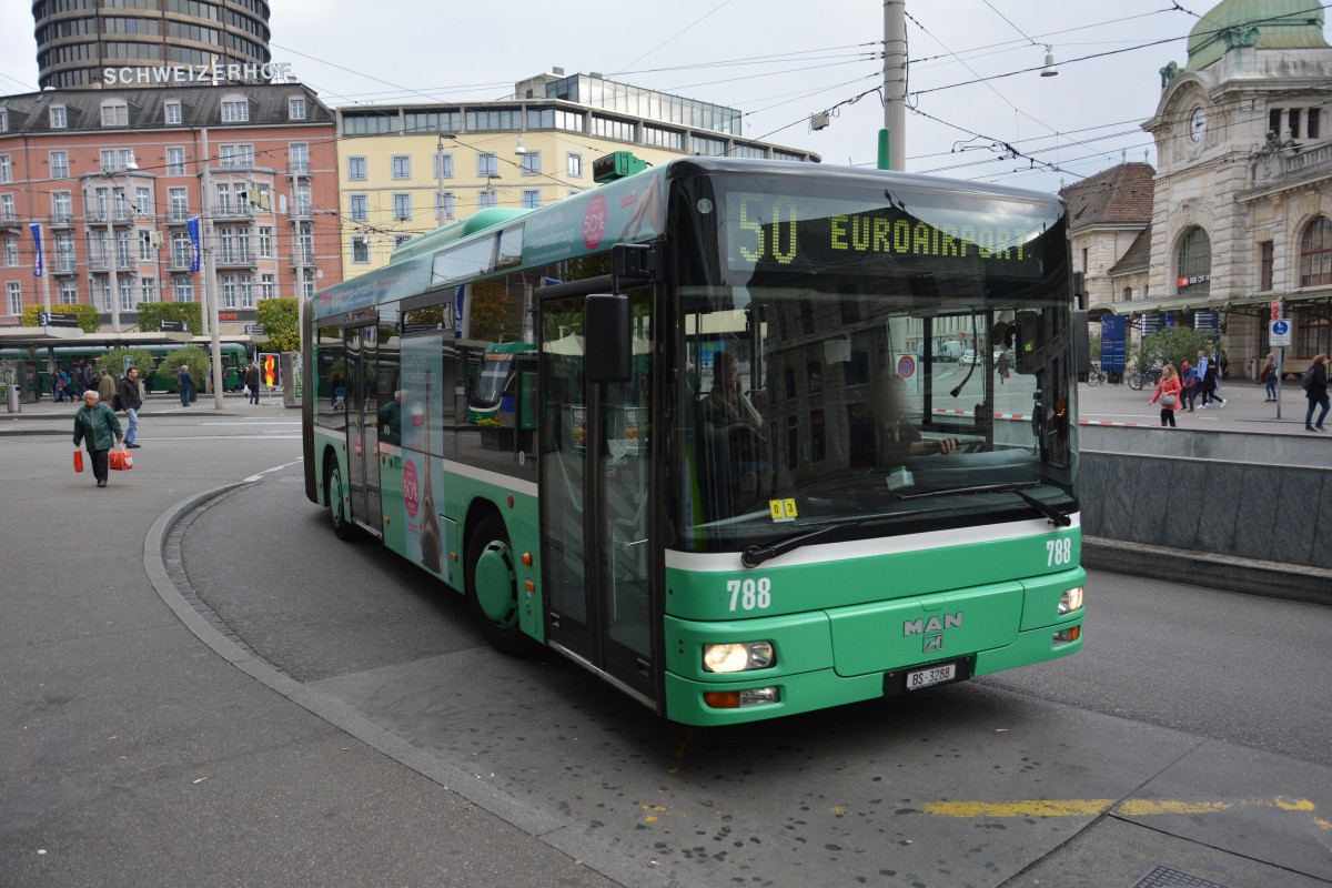 Am 13.10.2015 fährt BS-3288 auf der Linie 50. Aufgenommen wurde ein MAN Niederflurbus der 2. Generation / Basel Badischer Bahnhof.
