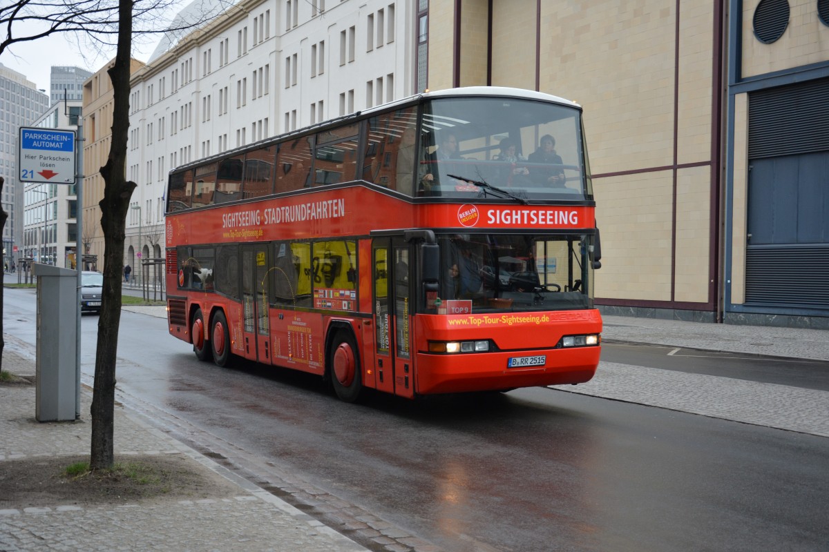 Am 14.03.2015 fährt B-RR 2515 als Stadtrundfahrt durch Berlin. Aufgenommen an der Stresemannstraße in Berlin.
