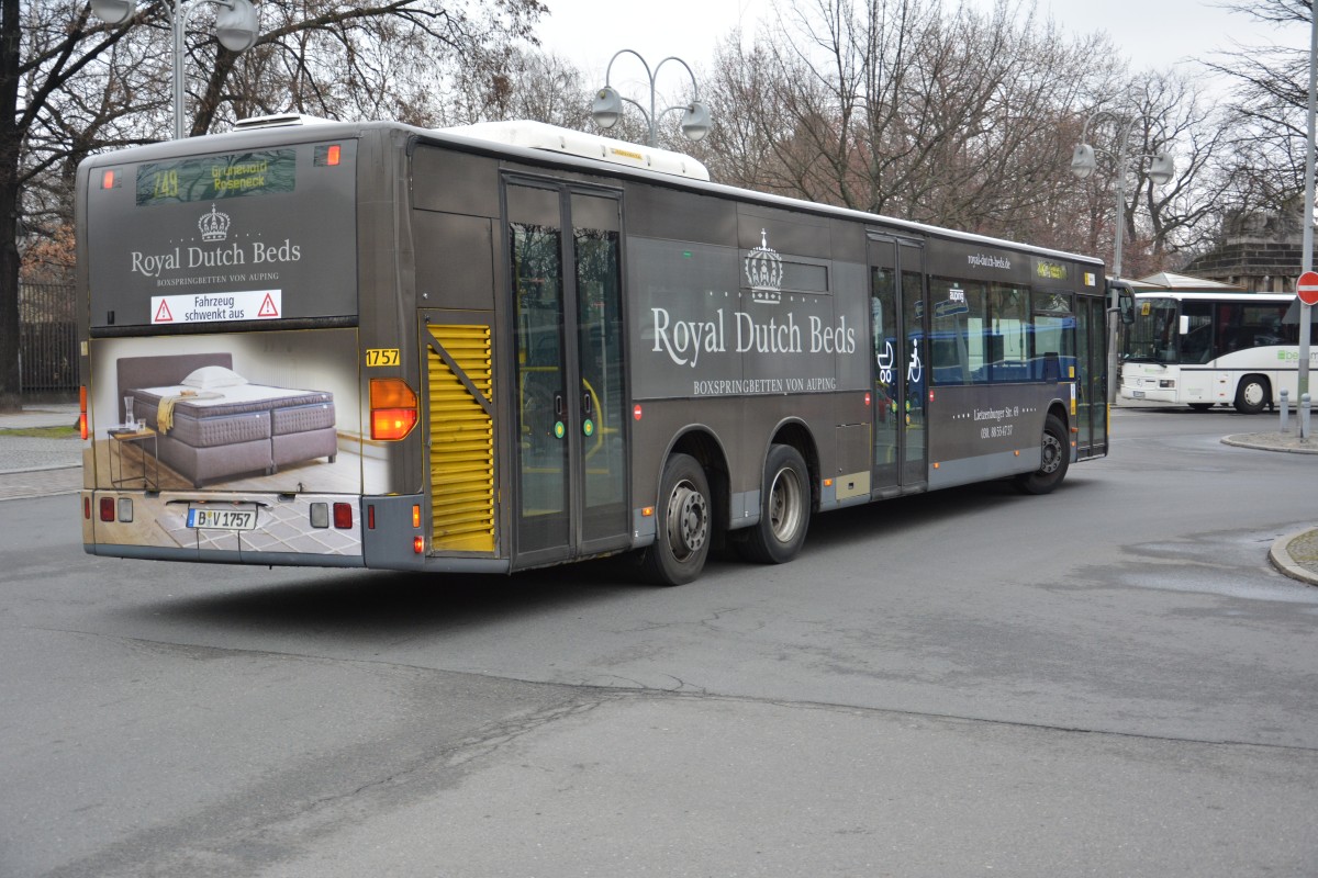 Am 14.03.2015 fährt dieser Mercedes Benz Citaro L der BVG (B-V 1757) auf der Linie 249. Aufgenommen am Zoo in Berlin.
