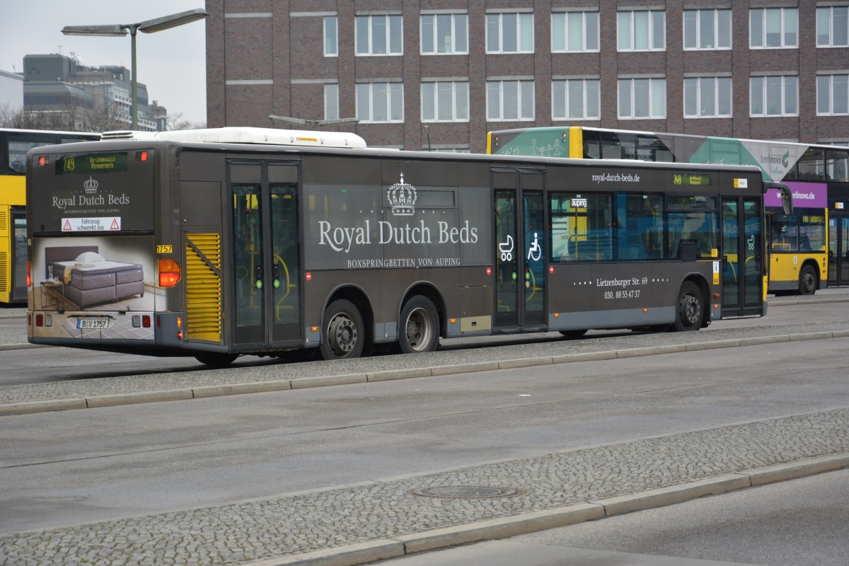 Am 14.03.2015 steht dieser Mercedes Benz Citaro L der BVG (B-V 1757) an der Hertzallee in Berlin.
