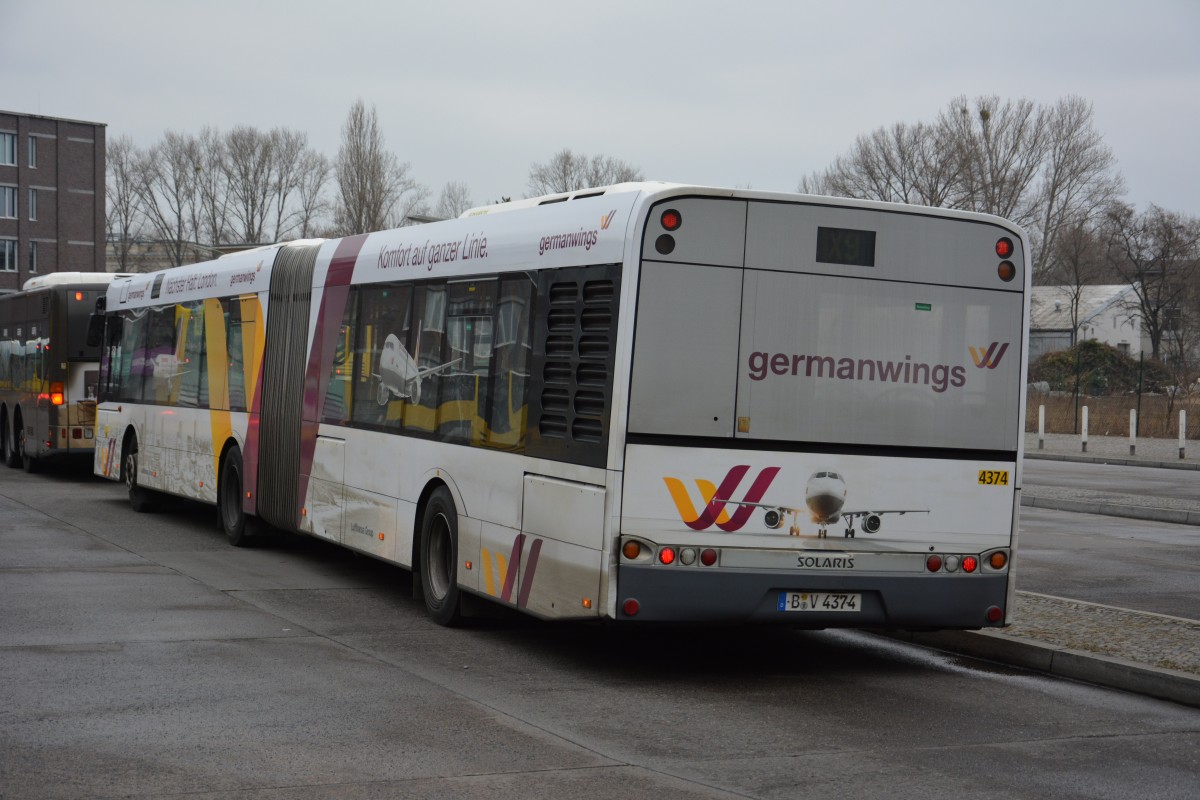 Am 14.03.2015 steht dieser Solaris Urbino 18 der BVG (B-V 4374) an der Hertzallee in Berlin.
