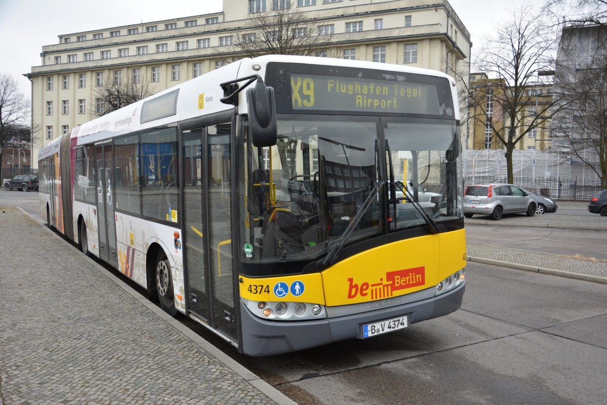 Am 14.03.2015 steht dieser Solaris Urbino 18 der BVG (B-V 4374) an der Hertzallee in Berlin.
