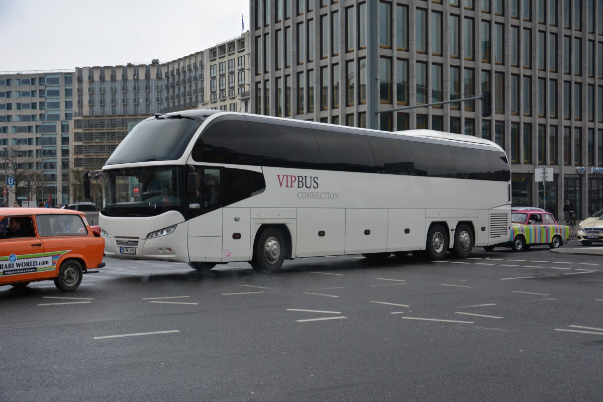 Am 14.03.2015 wurde dieser Neoplan Cityliner in Berlin am Potsdamer Platz aufgenommen. Kennzeichen: B-PK 678.
