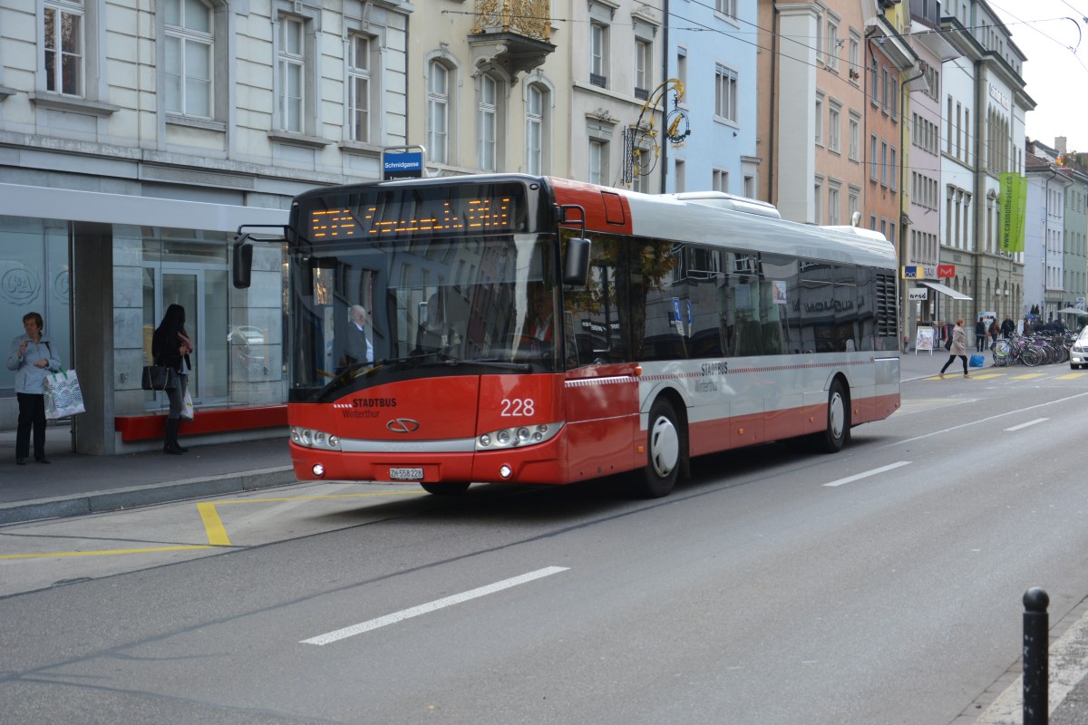 Am 14.10.2015 fährt ZH-558228 auf der Linie 674. Aufgenommen wurde ein Solaris Urbino 12 / Stadthausstrasse Winterthur.
