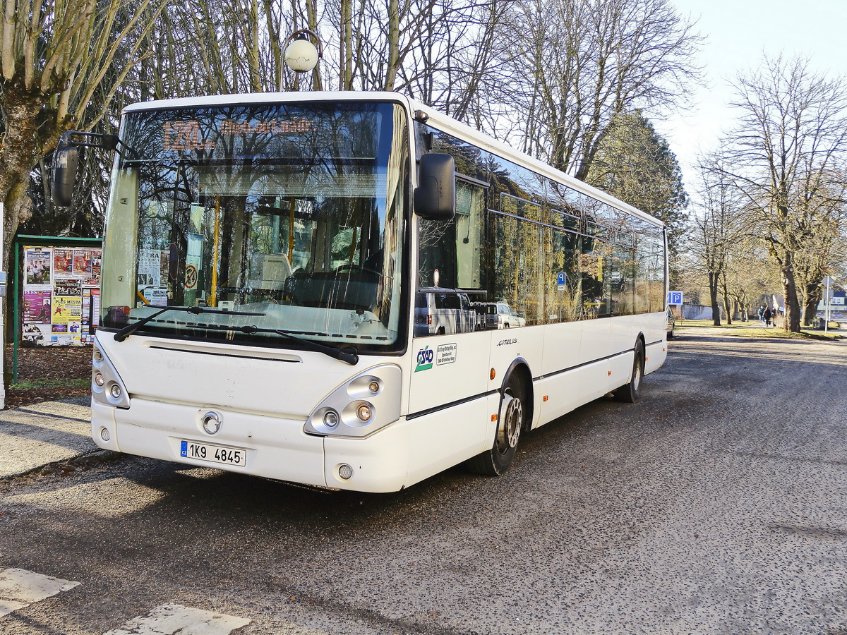Am 15. Februar 2019 steht als Linie 120 (in Richtung Cheb) ein Stadtbus IVECO - Irisbus Citelis am Bahnhof Franzensbad.