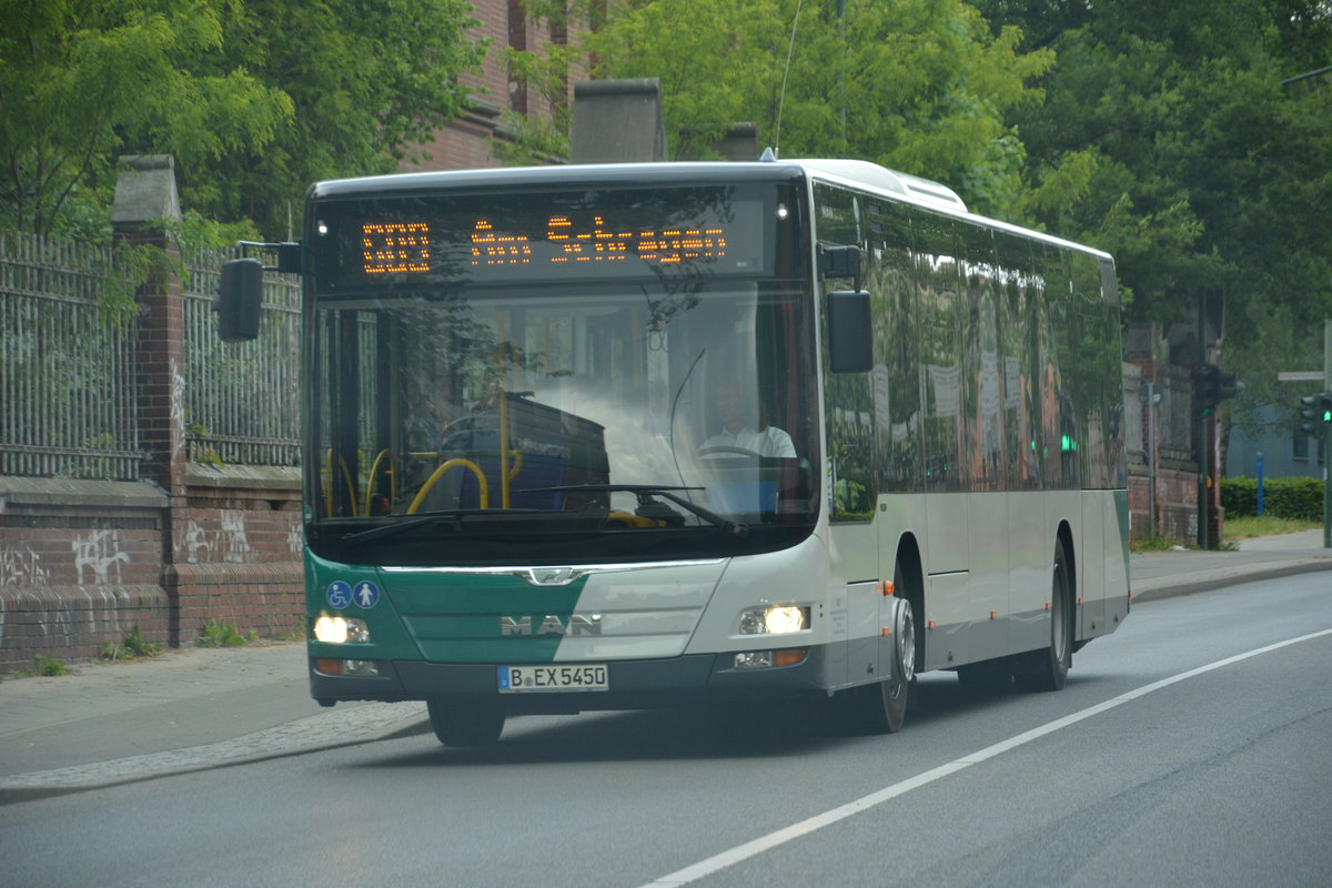 Am 15.05.2016 fährt B-EX 5450 auf der Linie 609 nach Amm Schragen. Aufgenommen wurde ein MAN Lion's City / Potsdam Am Golfplatz.
