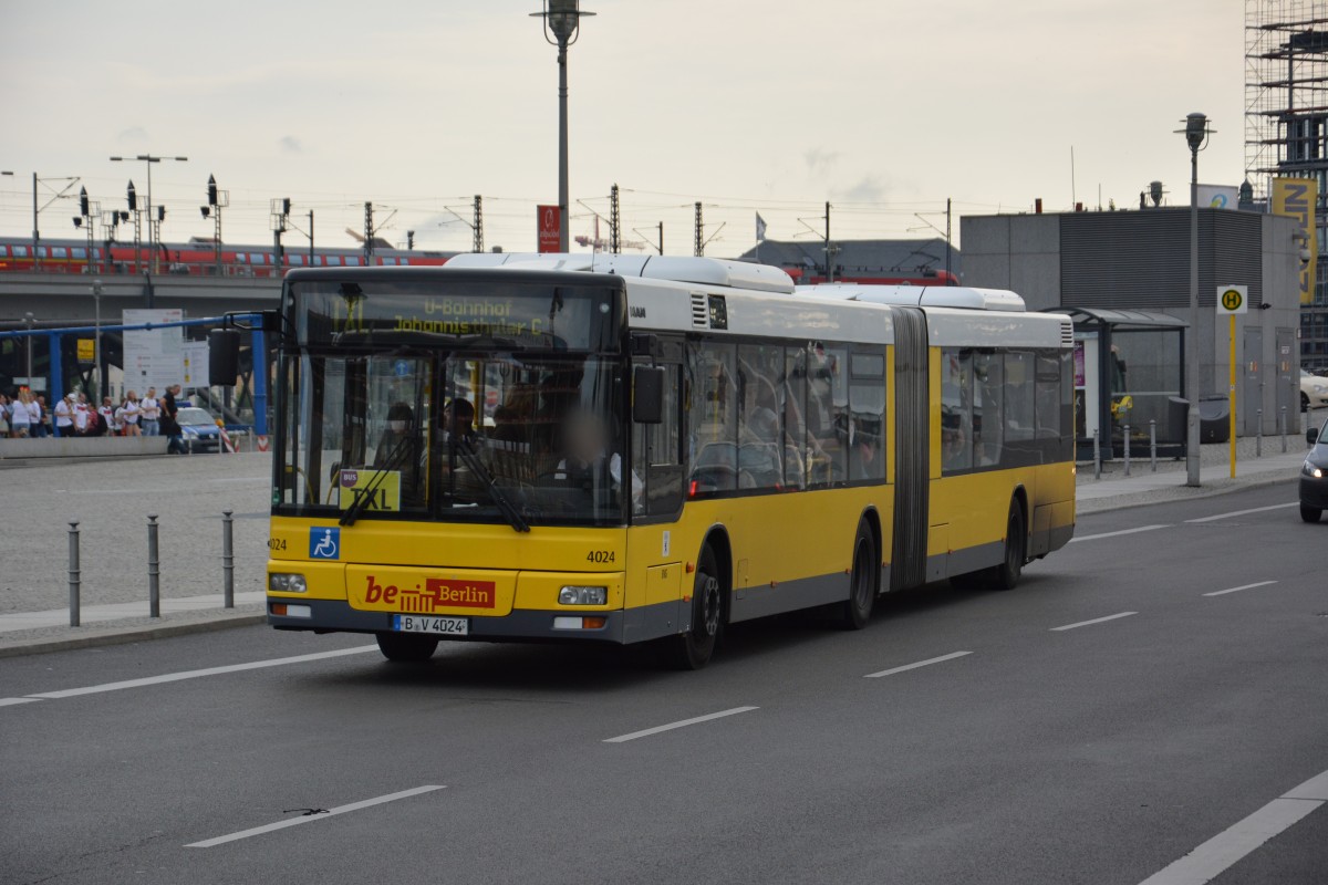Am 15.07.2014 fährt B-V 4024 auf der Linie TXL. Aufgenommen am Hauptbahnhof in Berlin.