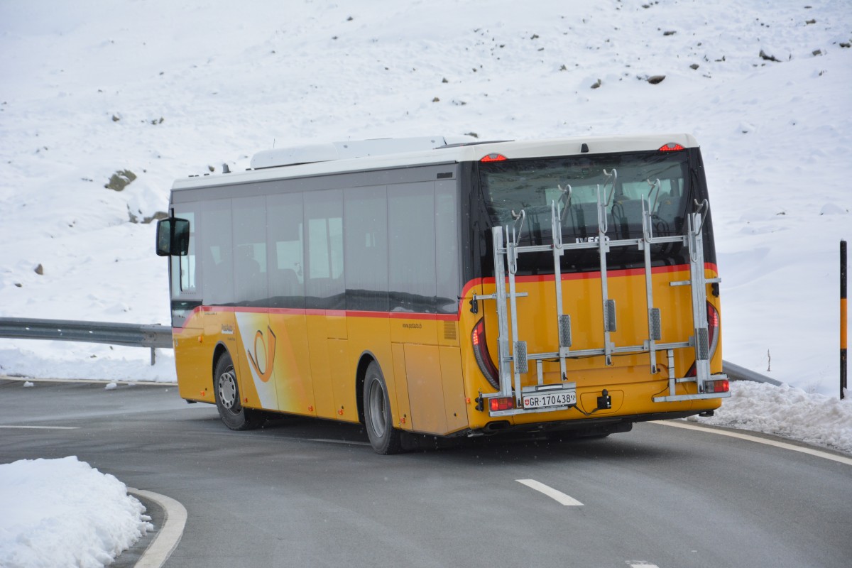 Am 15.10.2015 fährt GR-170438 in Richtung Davos aus Richtung St. Moritz kommend. Aufgenommen wurde ein IVECO Crossway.