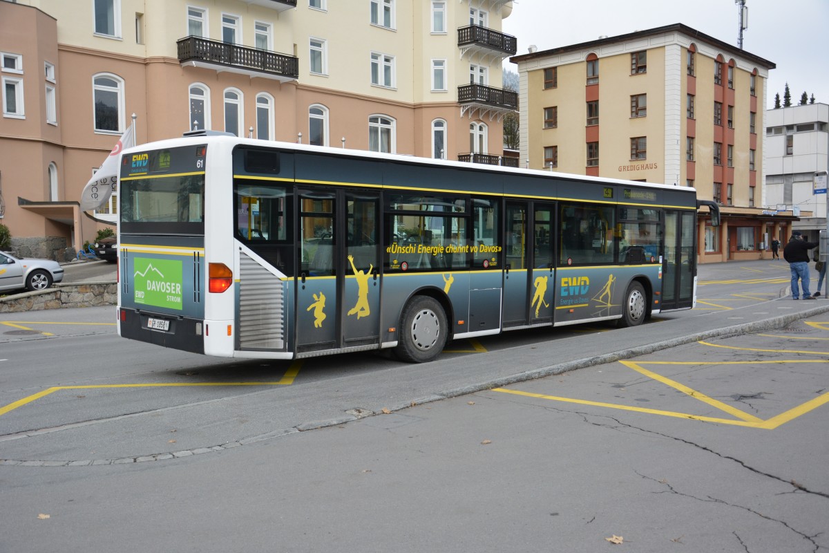 Am 15.10.2015 fährt GR-1858 auf der Linie 4. Aufgenommen wurde ein Mercedes Benz Citaro / Bahnhof Davos Dorf.
