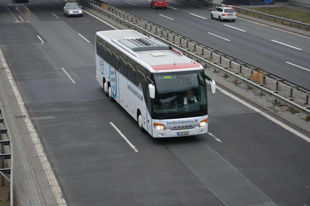 Am 15.11.2014 fährt B-HA 3230 Richtung Potsdam. Aufgenommen wurde ein Setra S 416, A115 Dreilinden.
