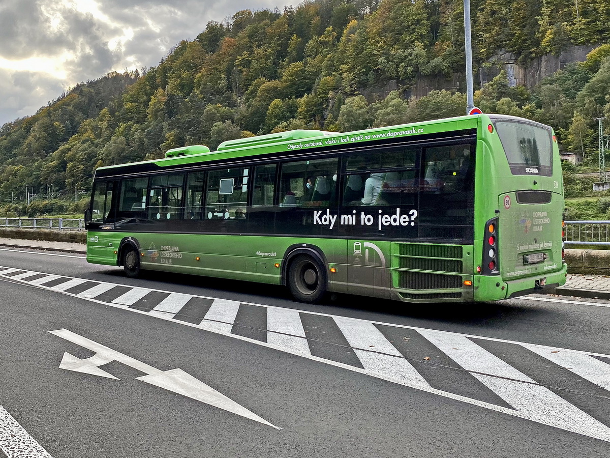 Am 16. Oktober 2021 wurde bei Hřensko dieses Fahrzeug gesehen. Das Verkehrsunternehmen der Region Ústí hat diese Busse von Scania übernommen.