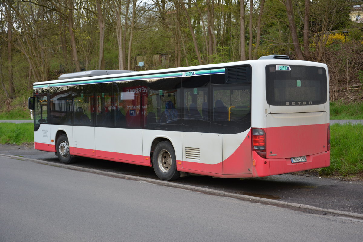 Am 16.04.2016 steht FB-BA 1030  Am alten Bahnhof  in Gedern. Aufgenommen wurde ein Setra S 415 NF.
