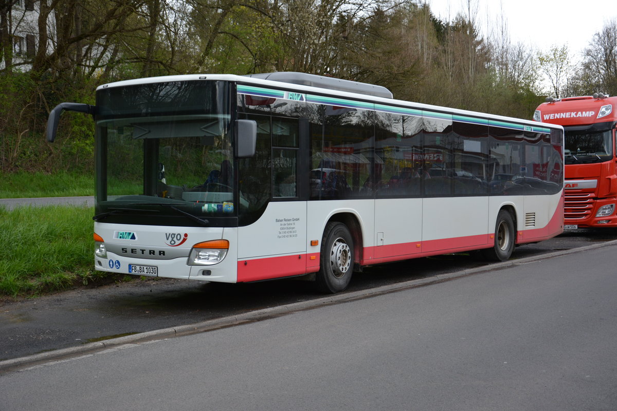 Am 16.04.2016 steht FB-BA 1030  Am alten Bahnhof  in Gedern. Aufgenommen wurde ein Setra S 415 NF.
