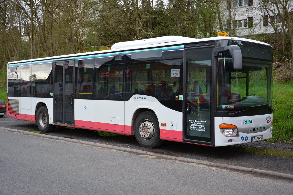 Am 16.04.2016 steht FB-BA 490  Am alten Bahnhof  in Gedern. Aufgenommen wurde ein Setra S 415 NF.
