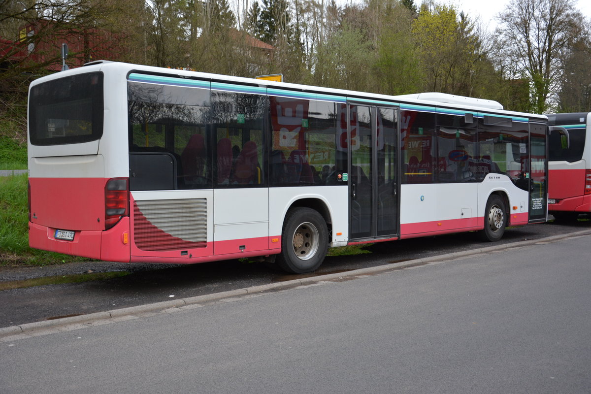 Am 16.04.2016 steht FB-BA 490  Am alten Bahnhof  in Gedern. Aufgenommen wurde ein Setra S 415 NF.
