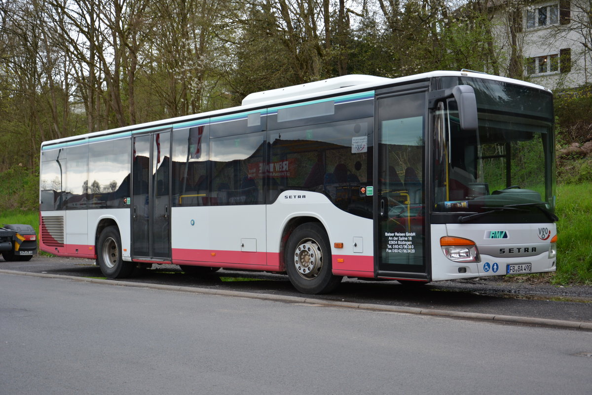 Am 16.04.2016 steht FB-BA 490  Am alten Bahnhof  in Gedern. Aufgenommen wurde ein Setra S 415 NF.
