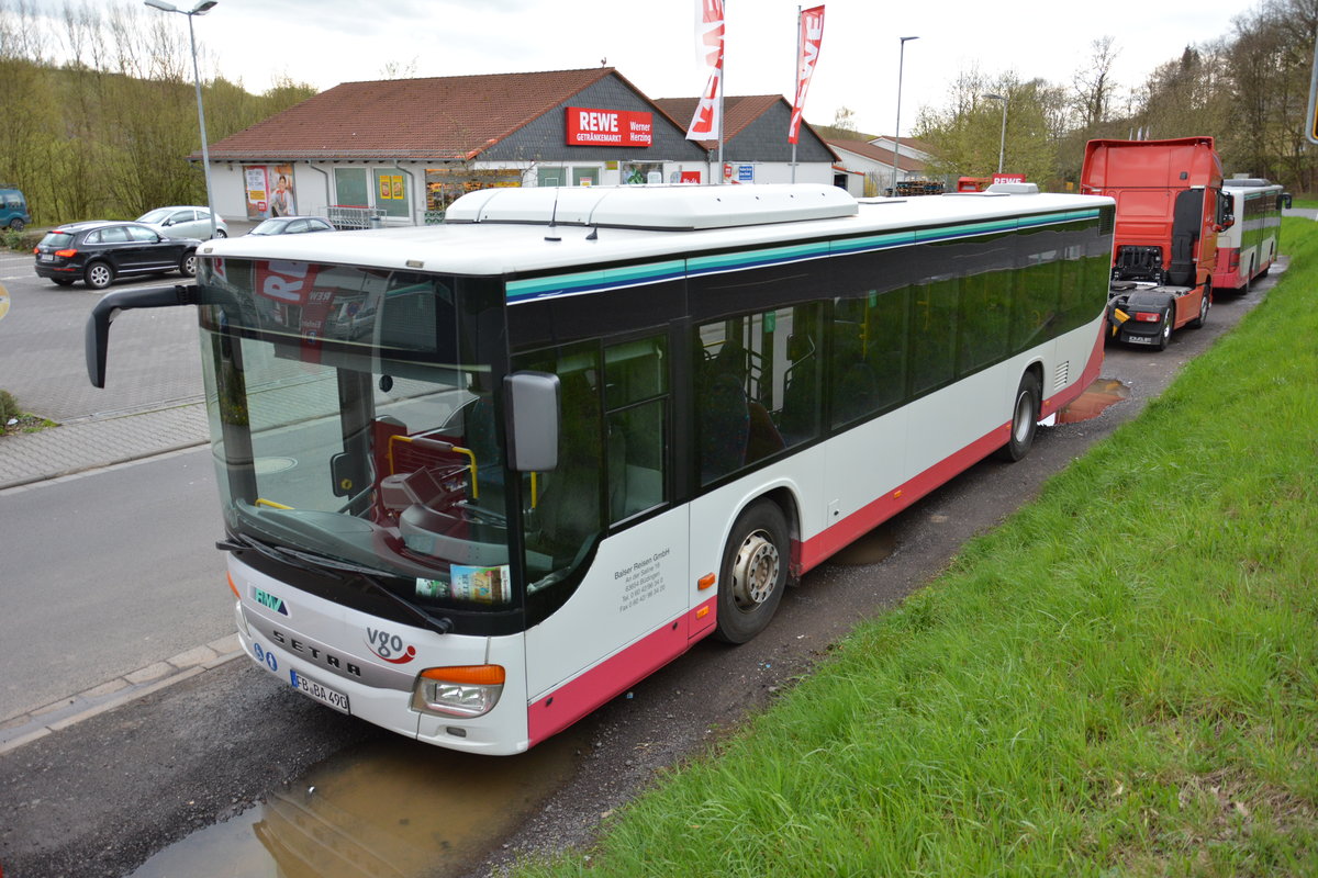 Am 16.04.2016 steht FB-BA 490  Am alten Bahnhof  in Gedern. Aufgenommen wurde ein Setra S 415 NF.
