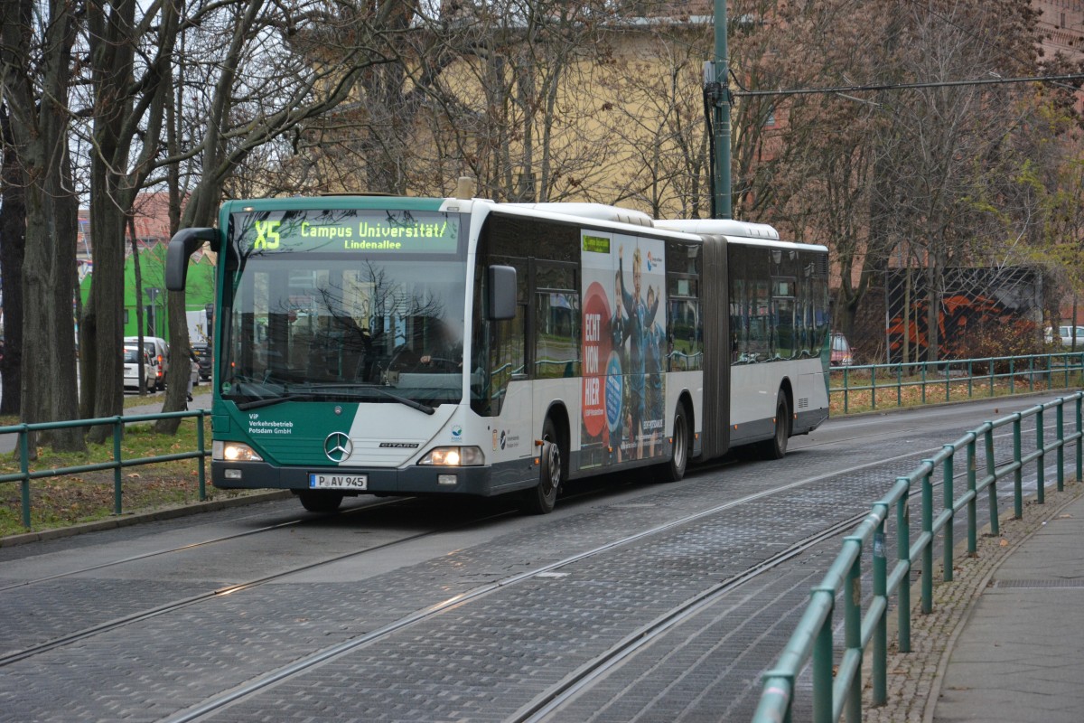 Am 16.12.2014 wurde P-AV 945 (Mercedes Benz Citaro) auf der Linie X5 gesehen. Aufgenommen Potsdam, Zeppelinstraße.
