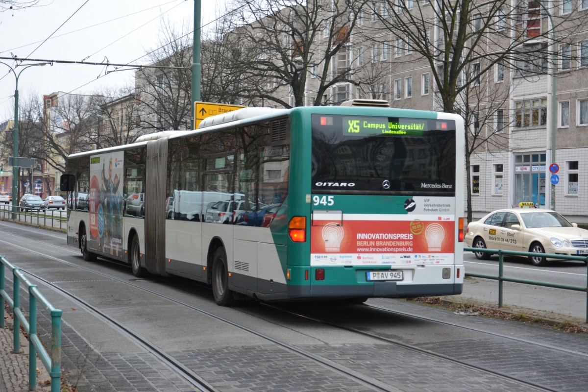 Am 16.12.2014 wurde P-AV 945 (Mercedes Benz Citaro) auf der Linie X5 gesehen. Aufgenommen Potsdam, Zeppelinstraße.
