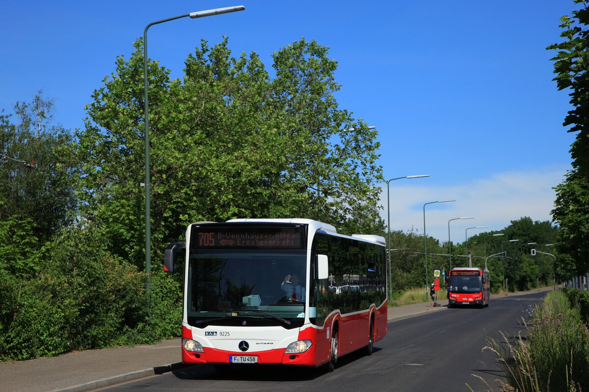 Am 17. Juni 2021 fuhr der ex-Gschwindl C2 als Schienersatzverkehr der Rheinbahn Straßenbahnlinie 705 von Lierenfeld Btf Süd mach Vennhauser Allee am Btf Süd ab. 