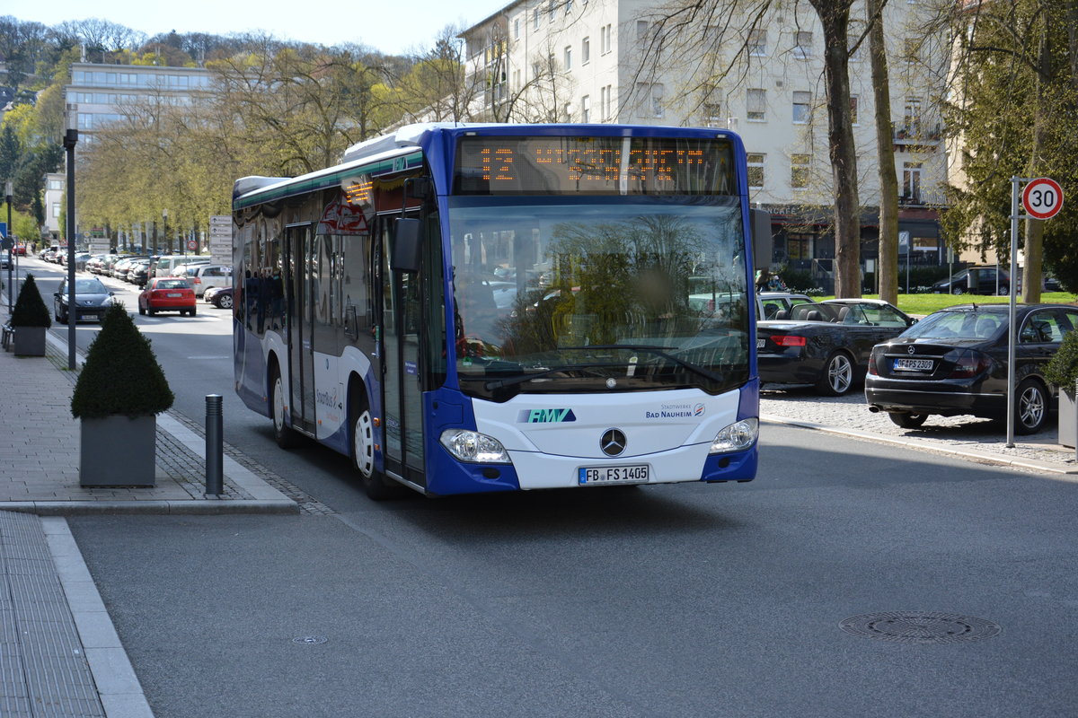 Am 17.04.2016 fährt FB-FS 1405 auf der Linie 12 durch Bad Nauheim. Aufgenommen wurde ein Mercedes Benz Citaro II K, Bad Nauheim Aliceplatz.
