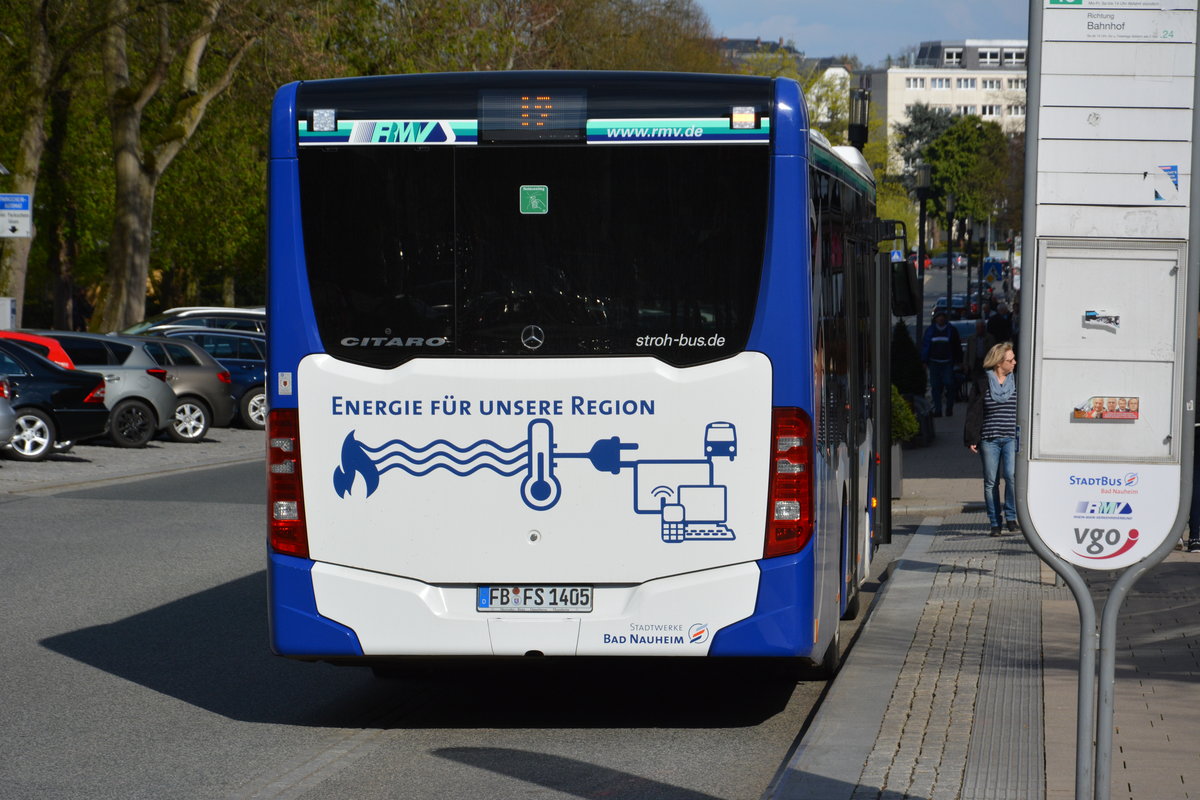 Am 17.04.2016 fährt FB-FS 1405 auf der Linie 12 durch Bad Nauheim. Aufgenommen wurde ein Mercedes Benz Citaro II K, Bad Nauheim Aliceplatz.
