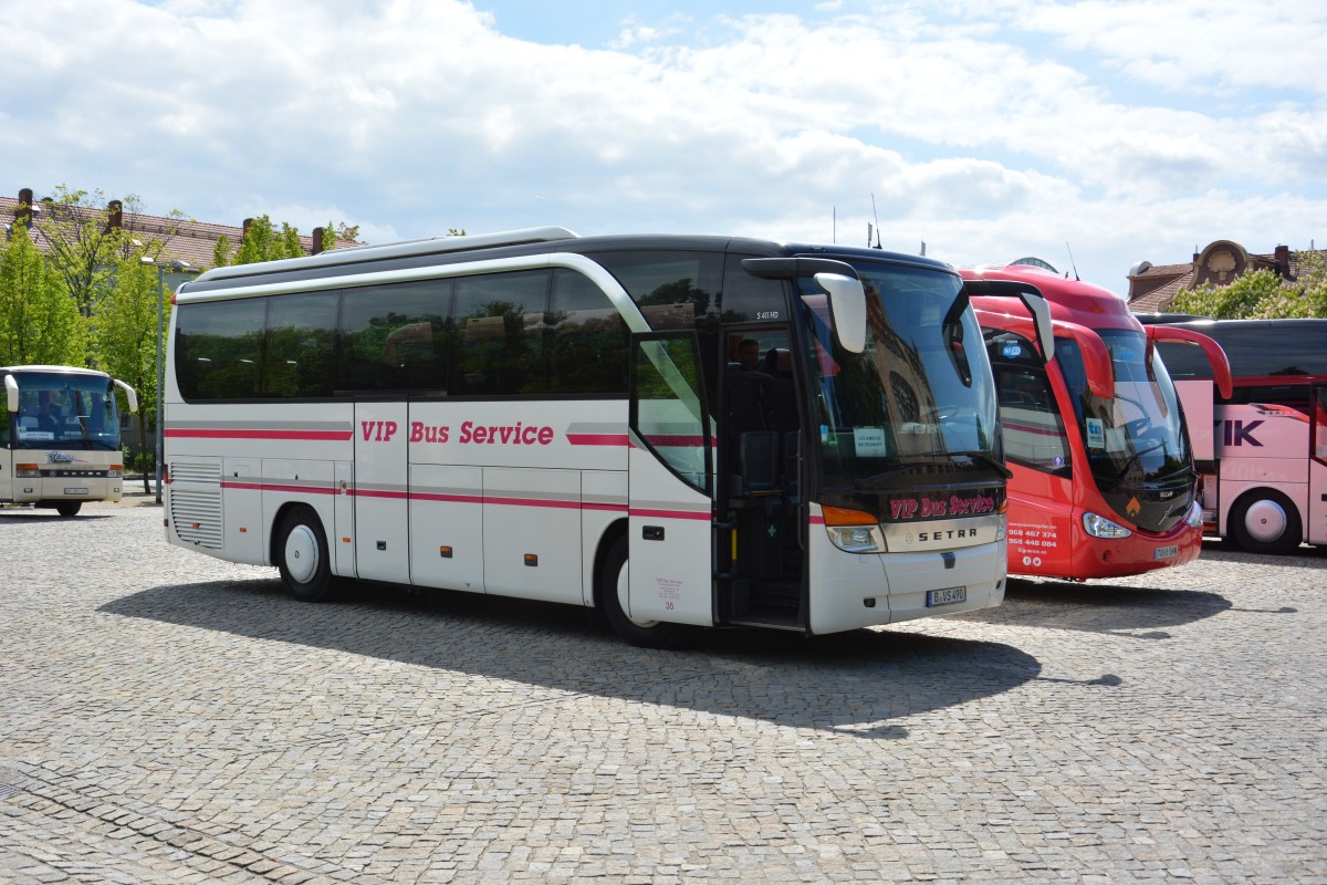 Am 17.05.2015 steht dieser Setra S 411 HD (B-VS 490) auf dem Bassinplatz in Potsdam.
