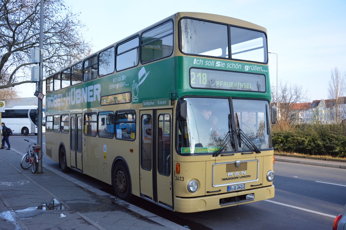 Am 18.01.2015 fährt B-U 3413 (MAN SD 200) auf der Linie 218 zur Pfaueninsel. Aufgenommen am ZOB in Berlin.